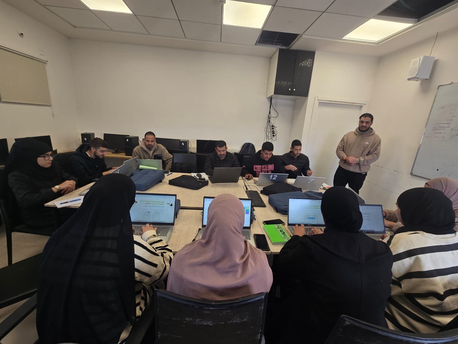 دورة حاسوب مع دمج الذكاء الاصطناعي